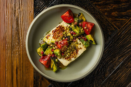 Халуми с авокадо, томатами и маслинами