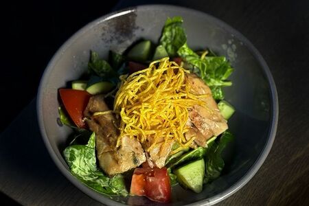 Салат с курицей на гриле