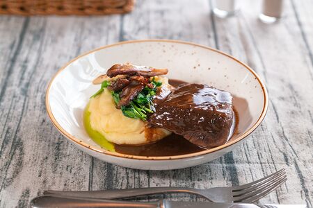 Говяжий бок с картофельным пюре 