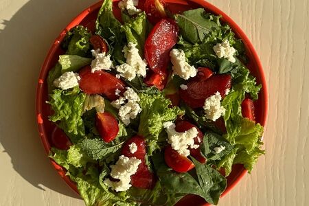 Мятный салат со сливой и сыром фета