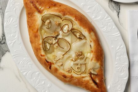 Хачапури груша-горгонзола