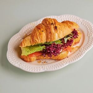 Круассан с лососем