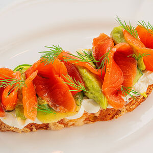 Брускетта с лососем