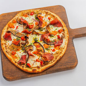 Пицца с брезаолой и баклажанами