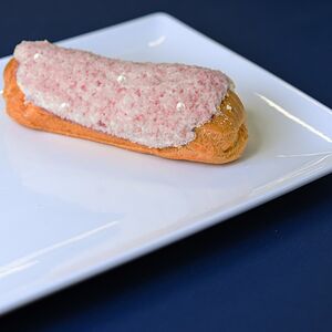 Эклер с клубничным кремом