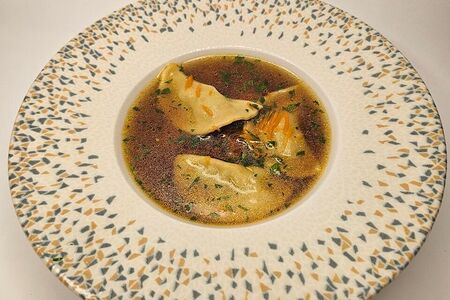 Мясной бульон с равиоли из телятины и шпината