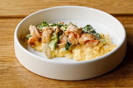 Скрембл с креветками и соусом спайси