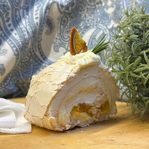 Меренговый рулет Манго-маракуя кусок