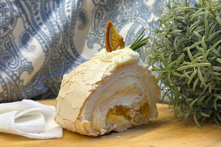 Меренговый рулет Манго-маракуя
