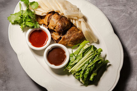 Хрустящая утка с лепешками и овощами