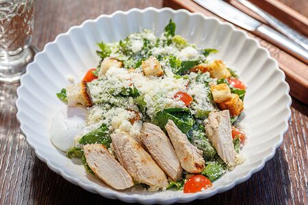 Цезарь с курицей и яйцом пашот