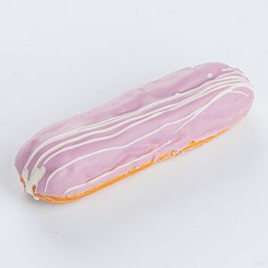 Эклер со смородиной