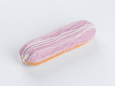 Эклер со смородиной