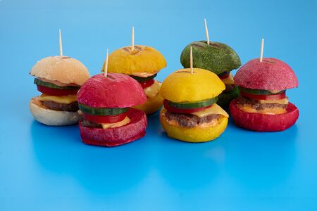 Мини-бургеры цветные для праздника 