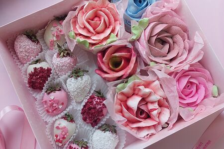 Набор с зефирными розами и клубникой в шоколаде С днем рождения