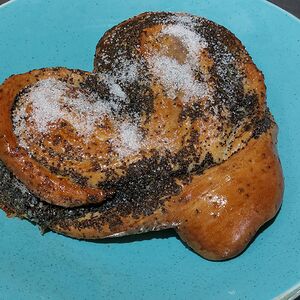 Булочка с маком