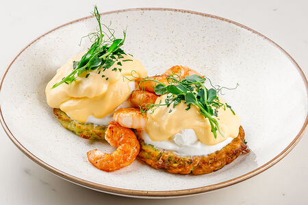 Кабачковые оладьи с яйцом пашот и креветкой