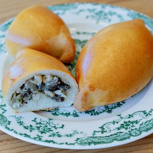 Пирожок с курицей и грибами