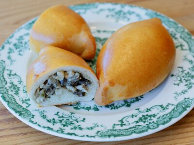 Пирожок с курицей и грибами