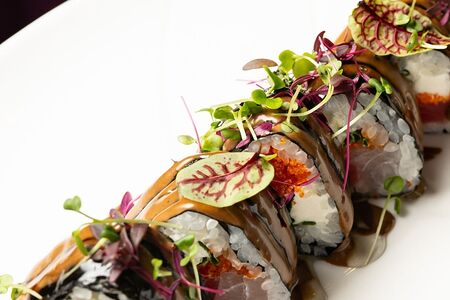 Ролл с тунцом и окунем