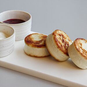 Сырники со сметаной и клубничным джемом