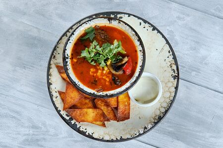 Суп гуляш из телятины с хрустящими чипсами и сыром