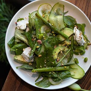 Зеленый салат с жареным авокадо, рикоттой и фисташками