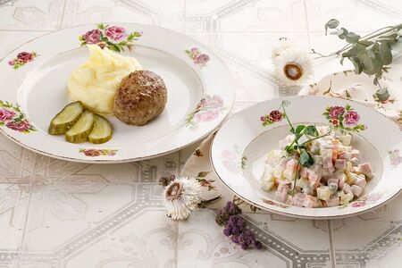 Салат, горячее, компот и хлеб