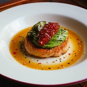 Крабкейк с авокадо, икрой и соусом манго-чили 