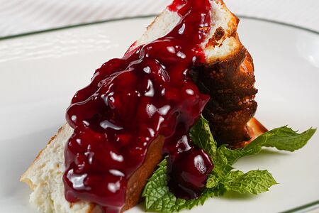 Чизкейк Сан-Себастьян с вишневым конфидента