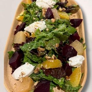 Салат с запечённой свёклой и козьим сыром
