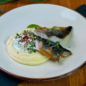 Скумбрия печеная с мятым картофелем 