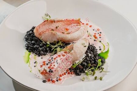 Филе окуня с черным птитимом в икорном соусе