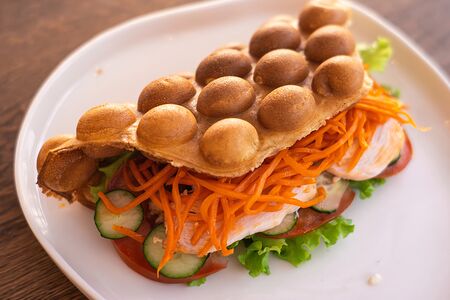 Гонконгская вафля с курицей и корейской морковкой