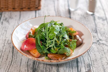 Тёплый салат с утиной печенью и нектаринами