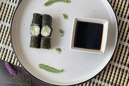 Классический ролл с огурцом