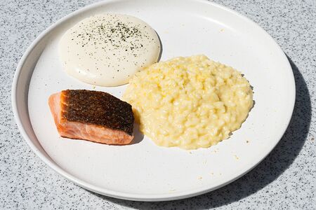 Лимонное ризотто, лосось, мусс из пармезана