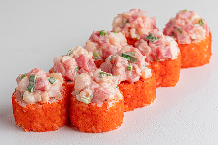 Крабовая калифорния с тунцом тартар