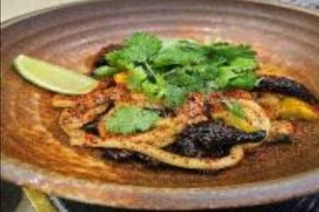 Пшеничная лапша с грибами и кабачком