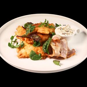 Драники с беконом и грибным соусом