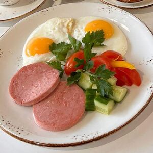 Яичница с колбасой