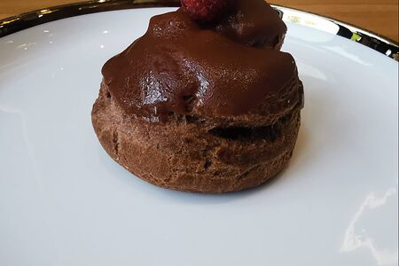 Профитроль шоколадный