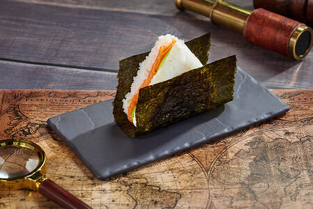 Онигири с лососем