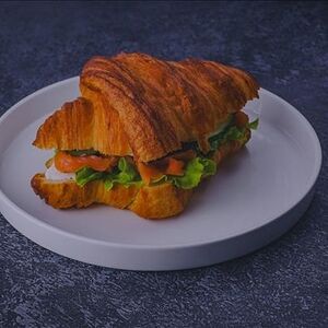 Сендвич с лососем классика