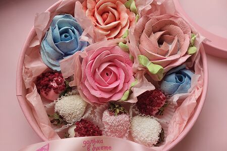 Набор с зефирными розами и клубникой в шоколаде №3