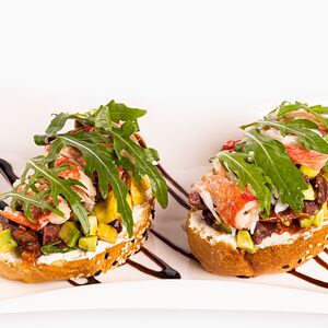 Брускетта с крабом и авокадо 