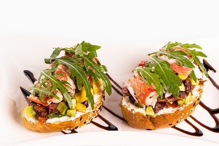 Брускетта с крабом и авокадо 