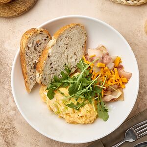 Скрембл с беконом и сыром Чеддер 