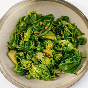 Зеленый салат с брокколи и авокадо