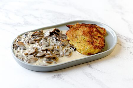 Драники 2 шт. с грибным сливочным соусом